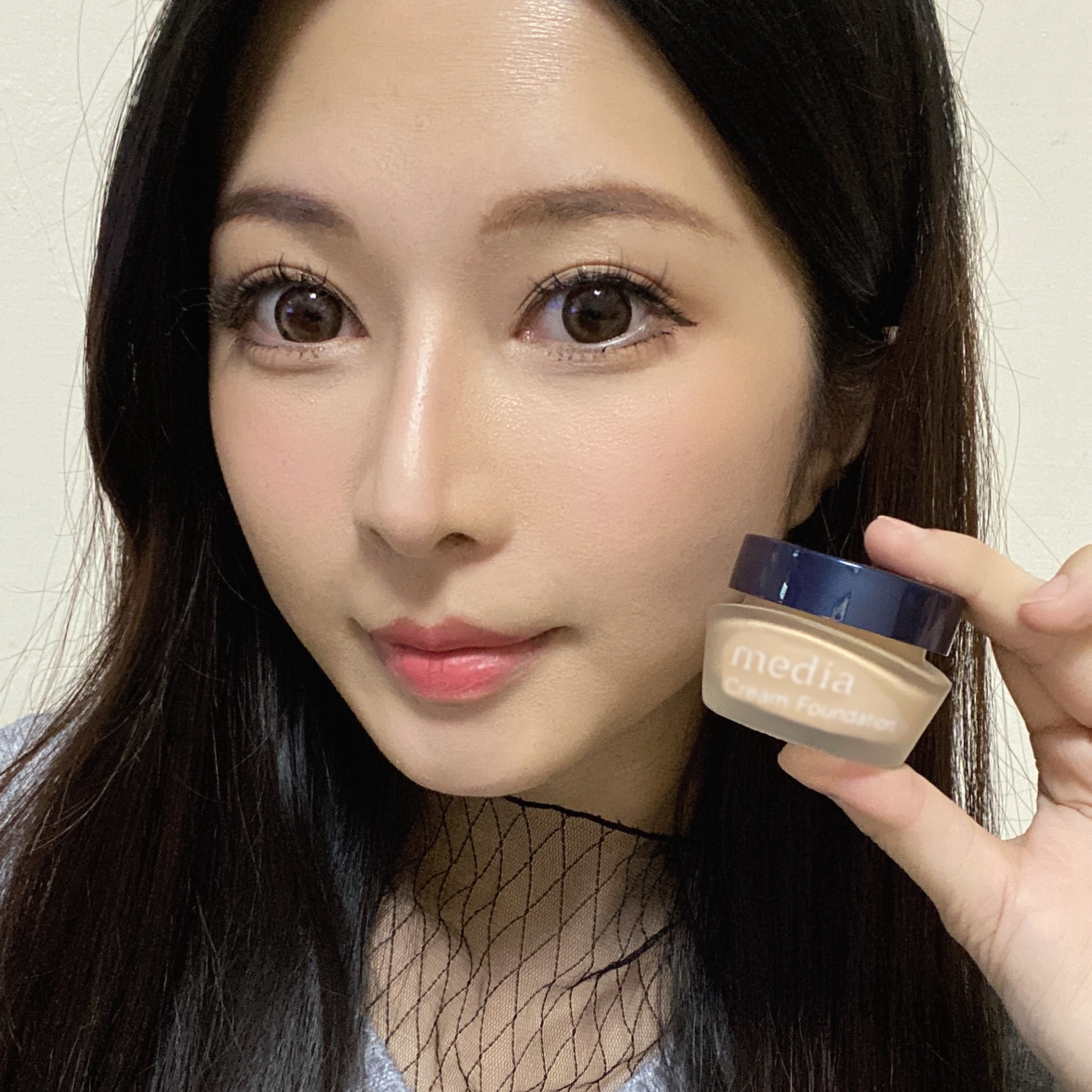 各位各位！！！ 新消息我又找到開架CP值非常高的底妝商品喔 它就是medialuxe 媚點的極上粉嫩保濕粉底霜（柔膚色） SPF 17 PA++