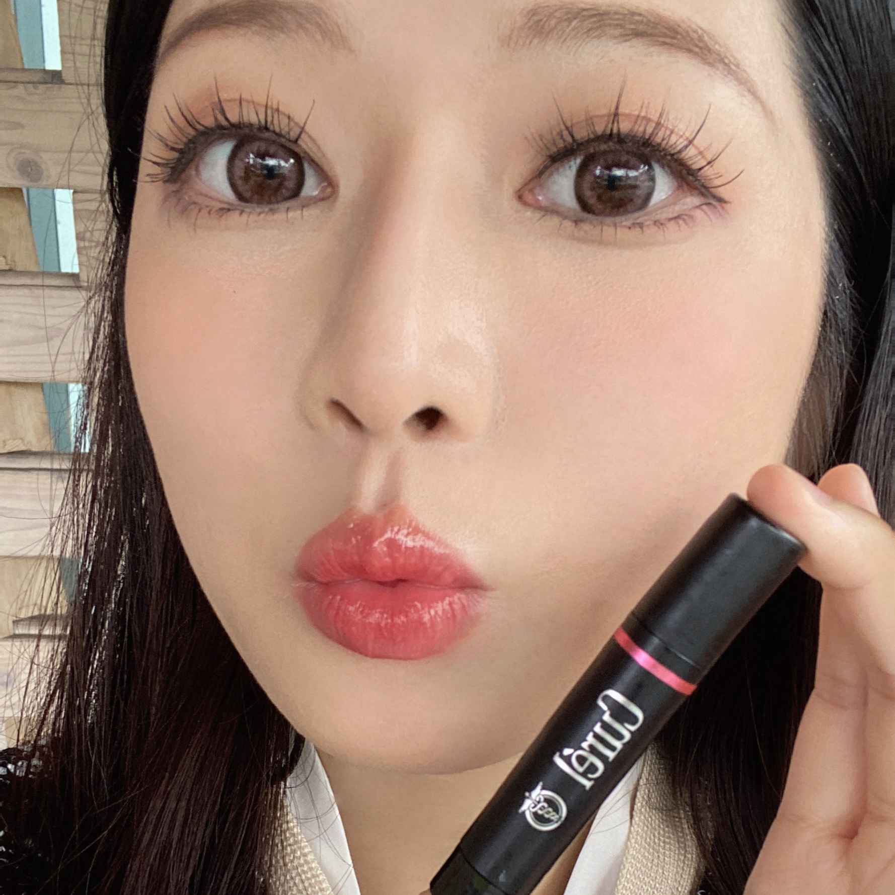 今天要分享的是冬天嘴唇保濕的好用小物 它就是Curél潤浸保濕光透勻彩潤唇膏