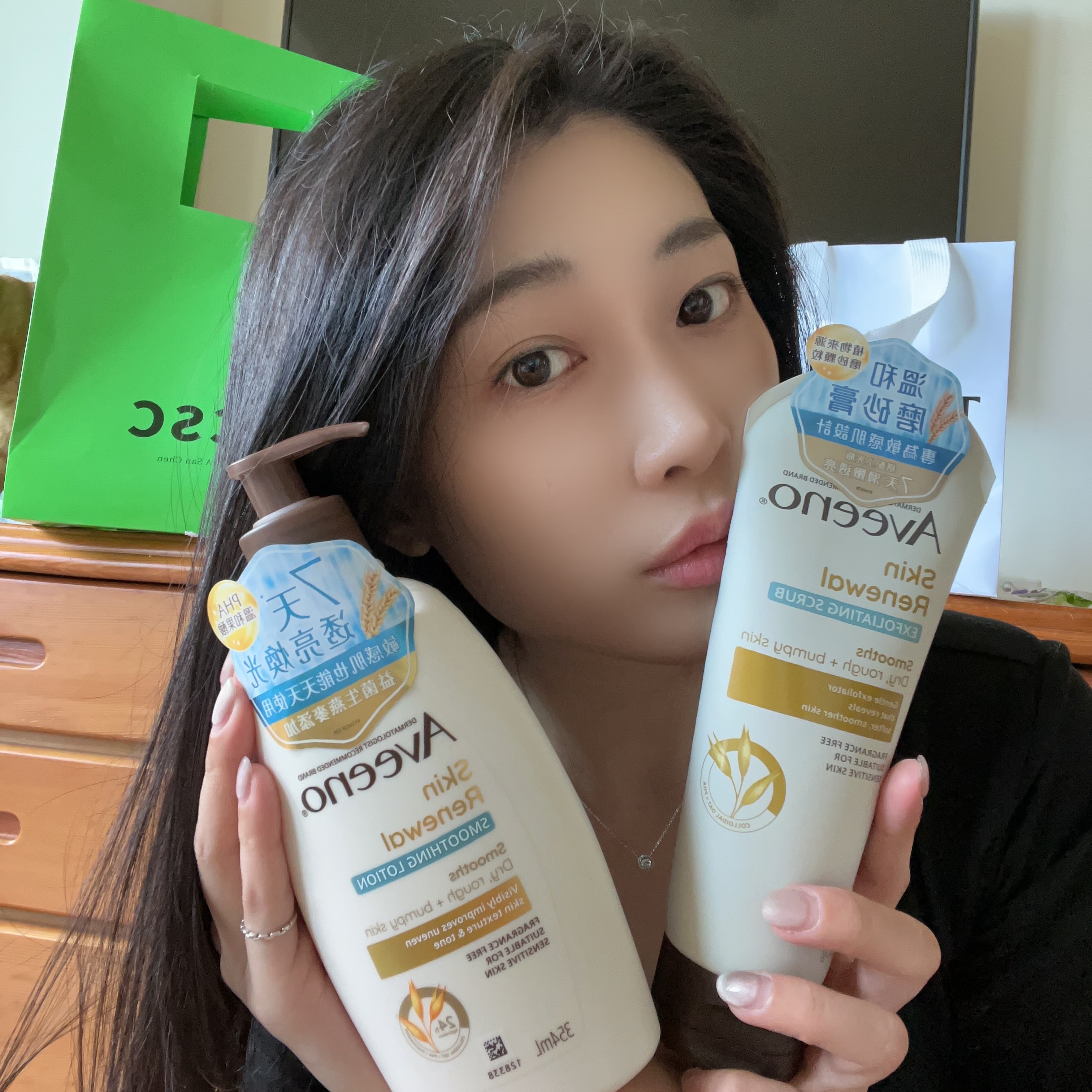 Aveeno 艾惟諾《小光瓶》燕麥煥光奇肌保濕乳搭磨砂膏，7天滑嫩透亮超有感