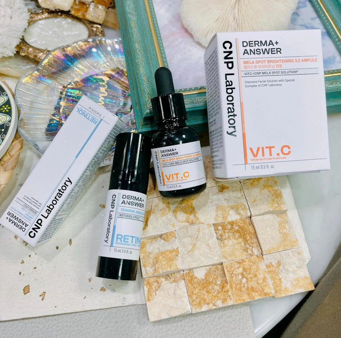 LG旗下的的韓國專業醫美品牌-CNP，  是源自韓國著名CNP皮膚科醫生品牌!讓肌膚舒適安心地更加透亮、緊緻、水潤！