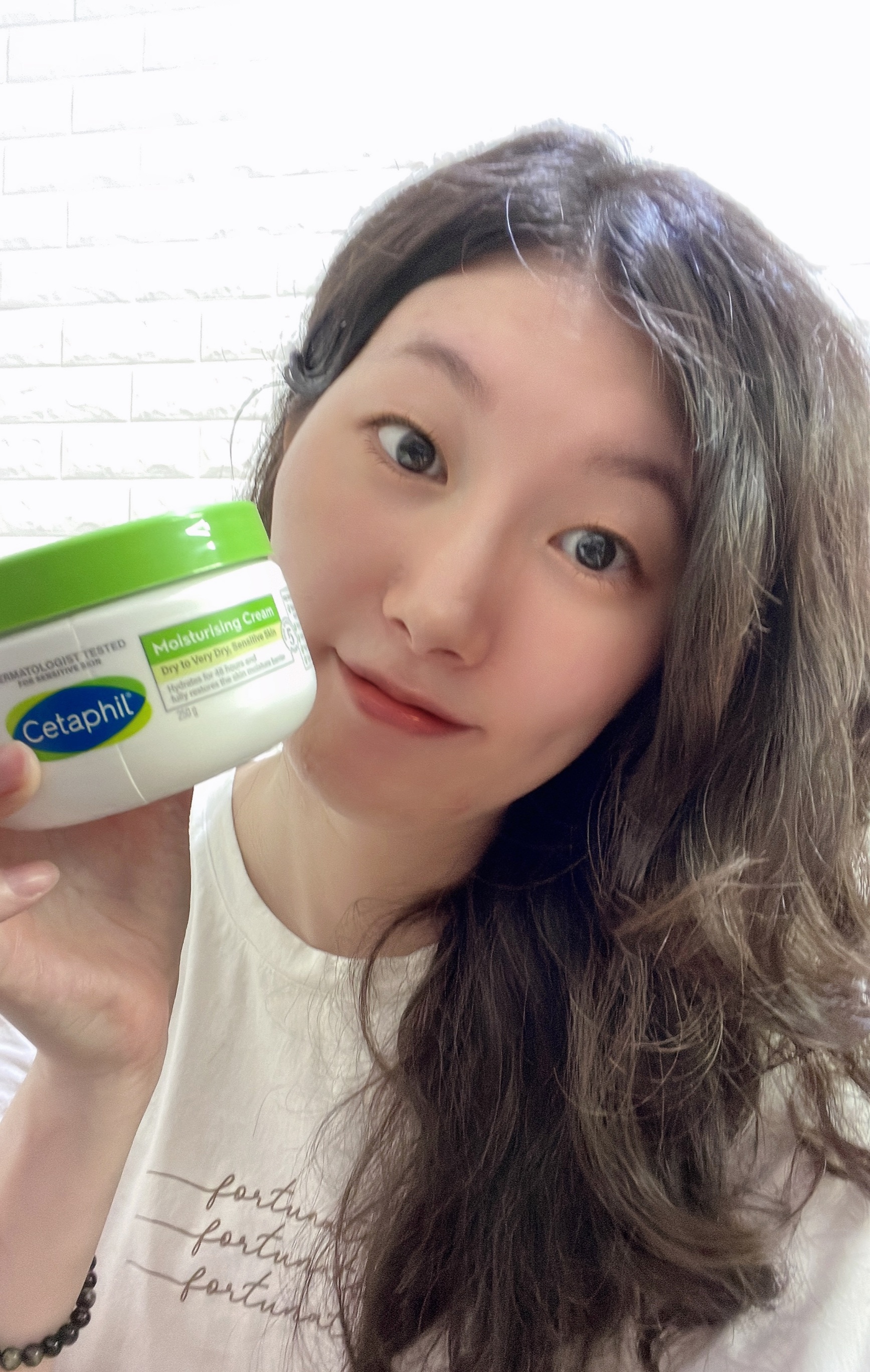 使用Cetaphil舒特膚長效潤膚霜，肌膚保濕很EASY！
