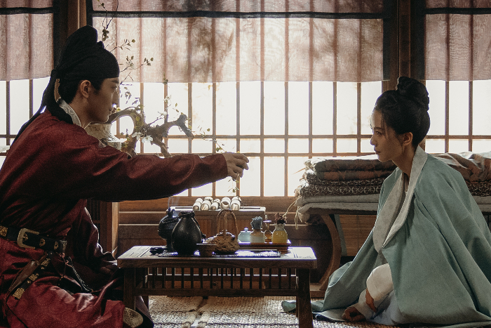 《掌心》第1集就反轉！劉詩詩、竇驍、徐嬌主演...古偶少見催眠心理醫師，18年的狠人復仇記