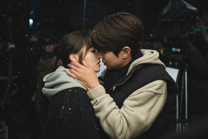 《我們的浪漫電影》評價好看！鈍感陽光小狗男與喪父創傷女彼此療癒故事、金材昱演哥哥太揪心：學習失去仍不忘去愛