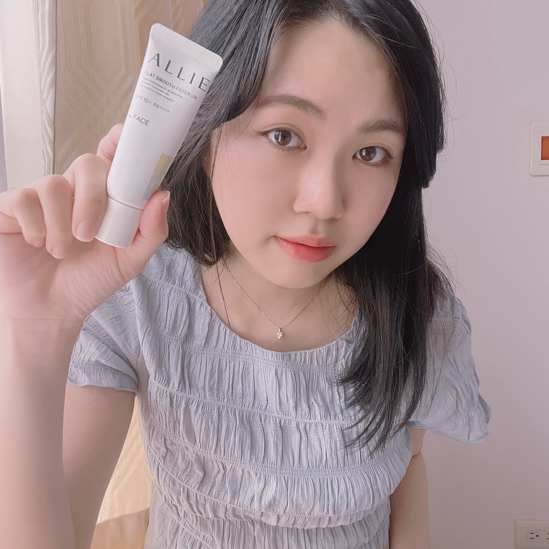 ALLIE持采濾鏡修妍UV防曬乳 能有效的遮蓋毛孔，抹起來輕盈好推開。