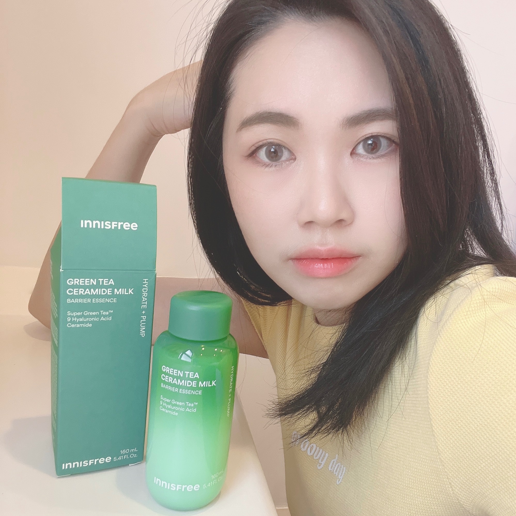INNISFREE《綠茶神經醯胺牛奶水精華》妝後不卡粉，妝容更服貼。質地清爽，不粘膩，能快速吸收 。