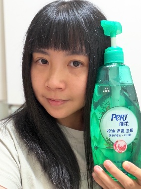 飛柔《雙重植粹控油淨澈洗髮露》洗完頭皮清爽、髮絲蓬鬆，療癒果香超迷人！