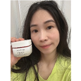 巴黎萊雅活力緊緻專研抗皺修護乳霜，輕盈水感質地一抹成膜，抗老無負擔！